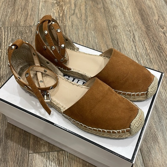 GUESS? Cildi - Picture 2 of 5